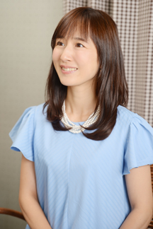150729_k2320_g01.jpg インタビュアー 山川恵里佳（タレント） 山川 オアシス